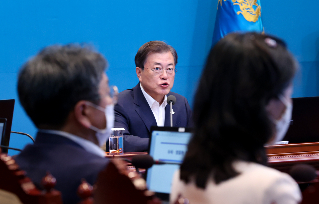 문재인 대통령이 10일 오후 청와대에서 수석·보좌관 회의를 주재하고 있다. [연합]