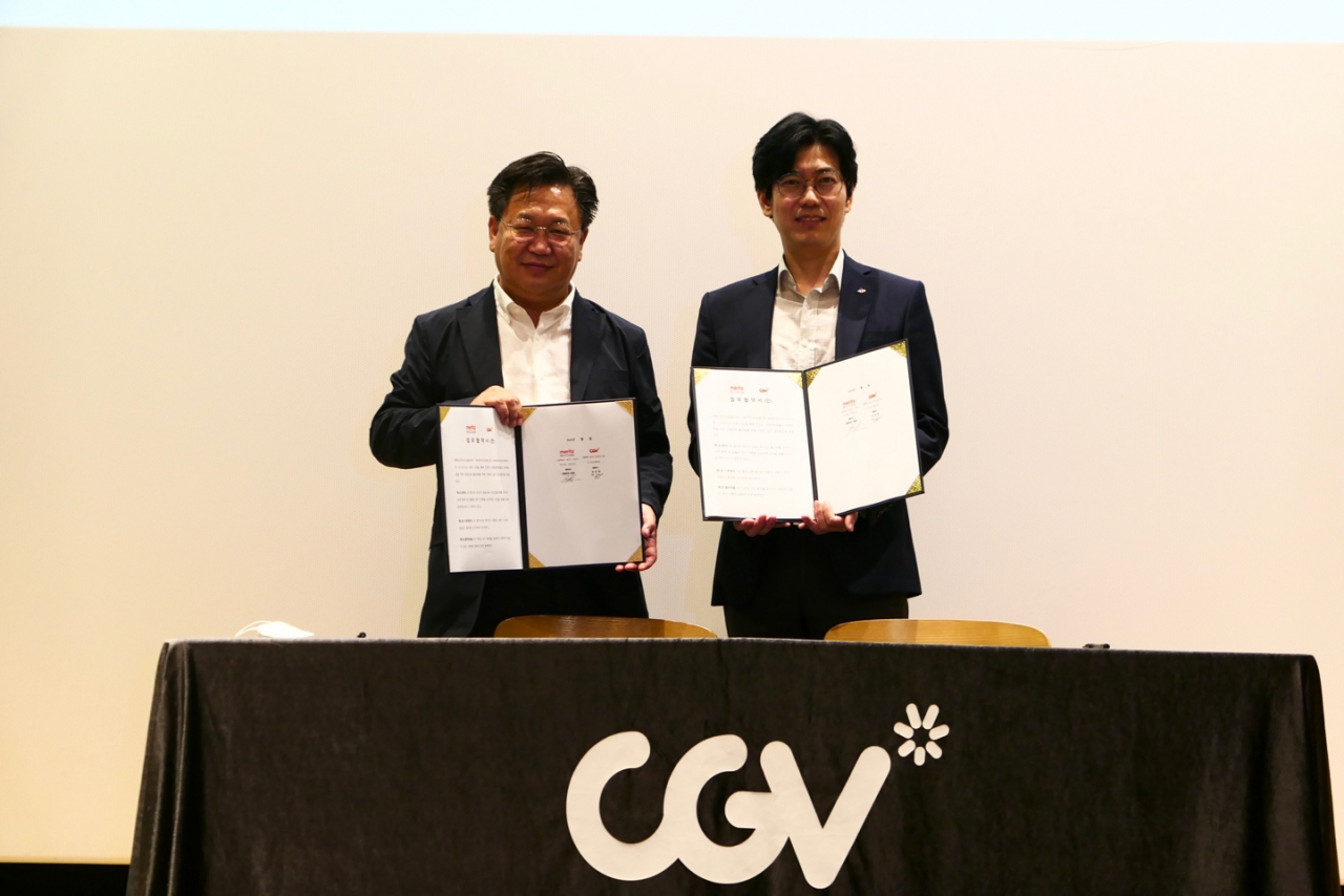 존 리 메리츠자산운용 대표(왼쪽)가 지난 11일 CGV명동역 씨네라이브러리에서 CJ CGV 조진호 영업담당과 전국민 금융문맹 탈출과 경제독립을 위한 금융교육 활성화를 위한 업무협약을 체결하고 기념사진을 촬영하고 있다. [메리츠자산운용 제공]