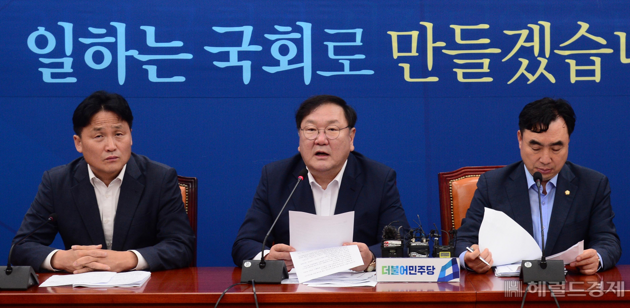 [헤럴드경제=이상섭 기자]김태년 더불어민주당 원내대표가 13일 오전 서울 여의도 국회 의원회관에서 열린 정책조정회의에서 현안과 관련한 발언을 하고 있다. babtong@heraldcorp.com