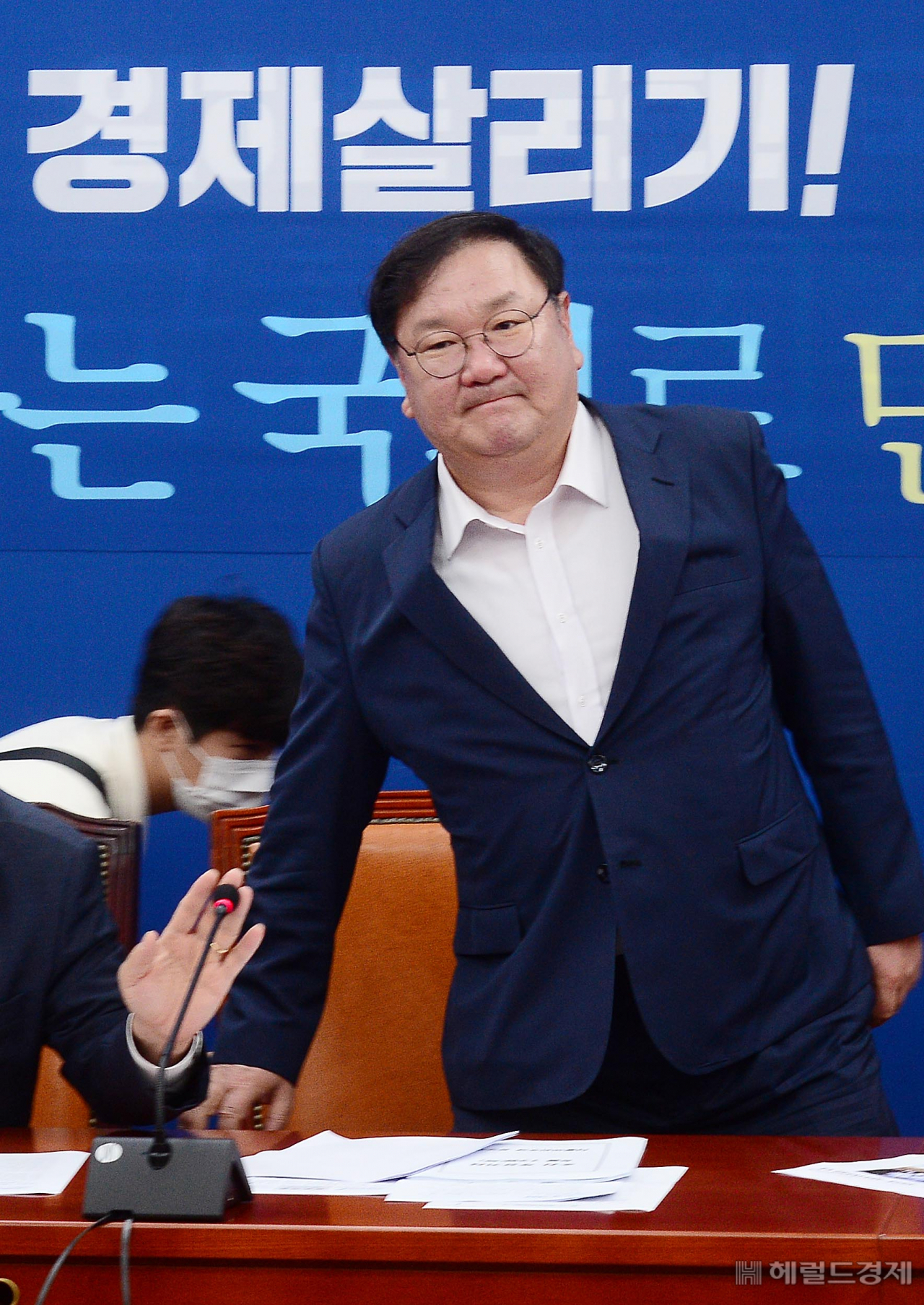 [헤럴드경제=이상섭 기자] 김태년 더불어민주당 원내대표가 13일 오전 서울 여의도 국회 의원회관에서 열린 정책조정회의에 참석하기 위해 회의실로 들어오고 있다. babtong@heraldcorp.com
