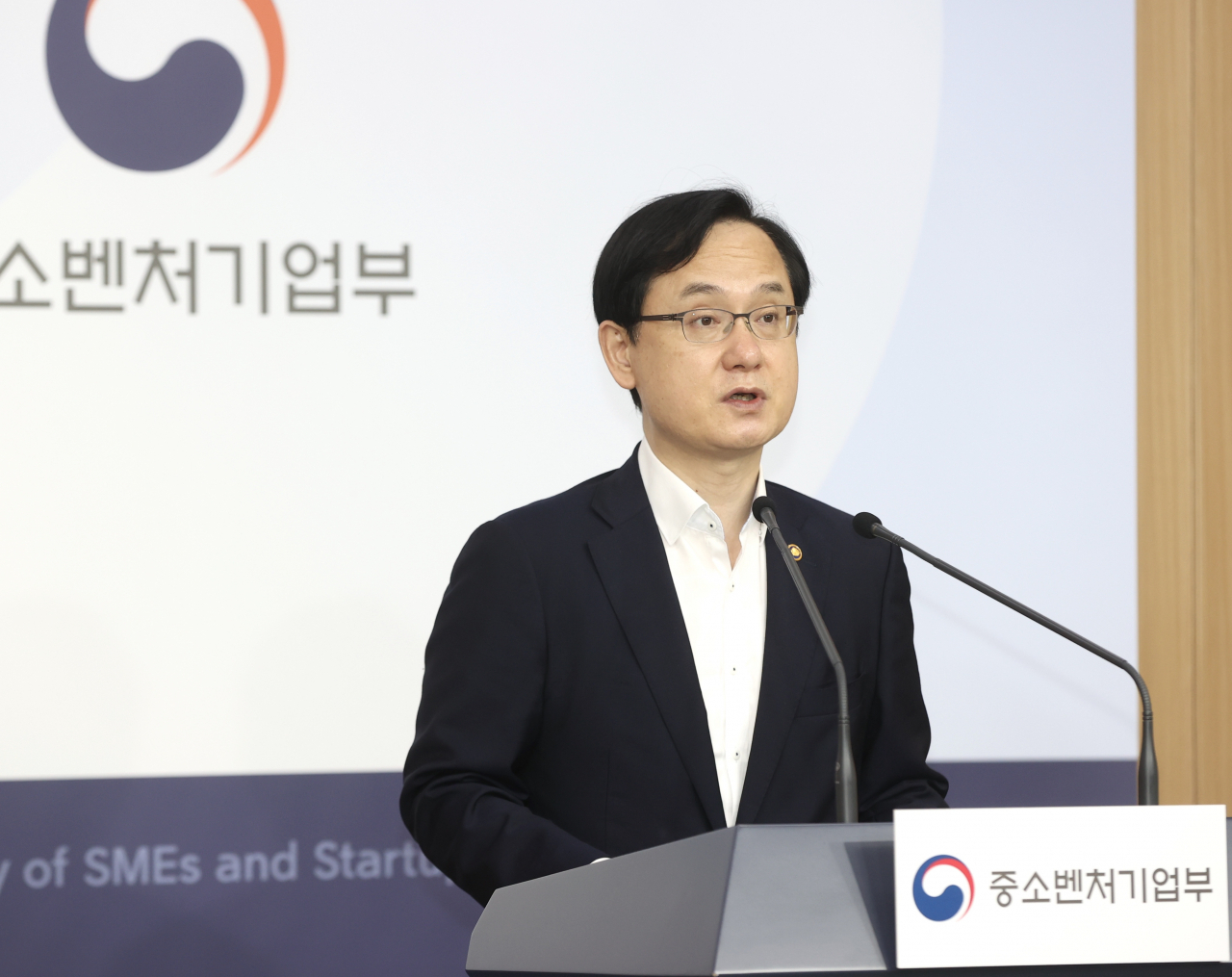강성천 중소벤처기업부 차관이 13일 오전 정부 서울청사에서 ‘비대면 서비스 바우처 활용 중소·벤처기업 디지털 전환 추진계획’을 발표했다.[중소벤처기업부 제공]