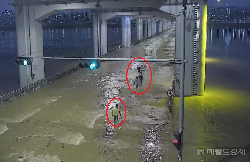 침수된 잠수교를 건너려다 갑자기 불어난 물에 당황한 외국인 학생들을 서초 CCTV통합관제센터 요원이 발견, 경찰에 통보해 구조했다. [서초구 제공]