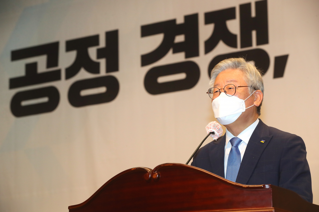 이재명 경기지사가 13일 국회 의원회관에서 열린 '공정조달이 답이다! 공정조달제도 도입을 위한 경기도 정책토론회'에서 인사말하고 있다. [연합]