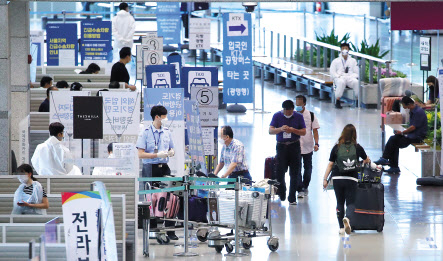 지난 11일 오후 인천국제공항에서 입국객들이 공항 건물을 나서고 있다. [연합]