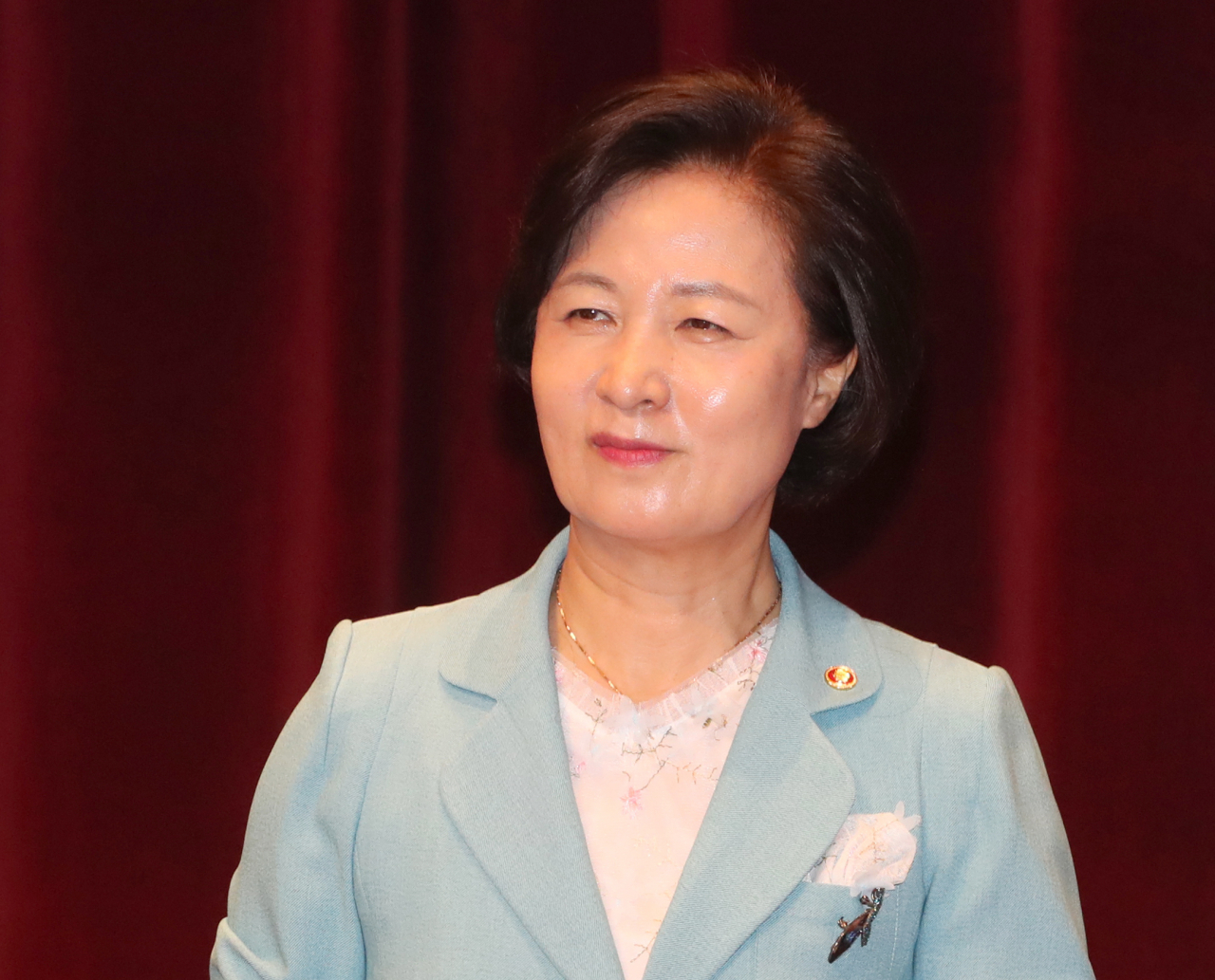 12일 오전 경기도 정부과천청사에서 열린 '75주년 8.15 광복절 기념 독립유공자 후손 국적증서 수여식'에서 추미애 법무부 장관이 미소짓고 있다. [연합]