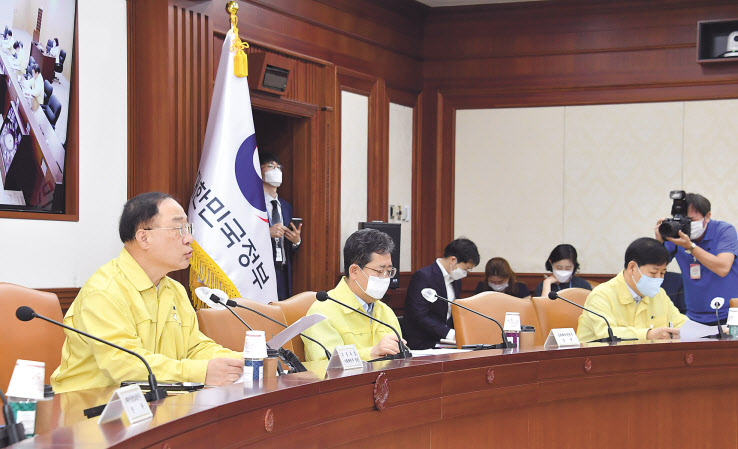 홍남기 부총리 겸 기획재정부 장관이 13일 오전 서울 광화문 정부서울청사에서 ‘제13차 비상경제 중앙대책본부 회의’를 주재하고 있다. 홍 부총리는 이날 회의에서 폭우 피해와 관련해 “최대한 빠른 속도로 재난지원과 응급·항구 복구가 이뤄지도록 사용 가능한 재원을 총동원해 신속히 지원할 방침”이라고 강조했다. [기획재정부 제공]