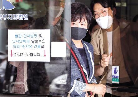 목포의 ‘도시재생 사업 계획’을 미리 파악한 뒤 차명으로 부동산을 매입한 혐의로 재판을 받아 온 손혜원 전 의원이 12일 남부지법에서 열리는 1심 선고 공판을 마친 뒤 법원 청사를 나서고 있다. [연합]