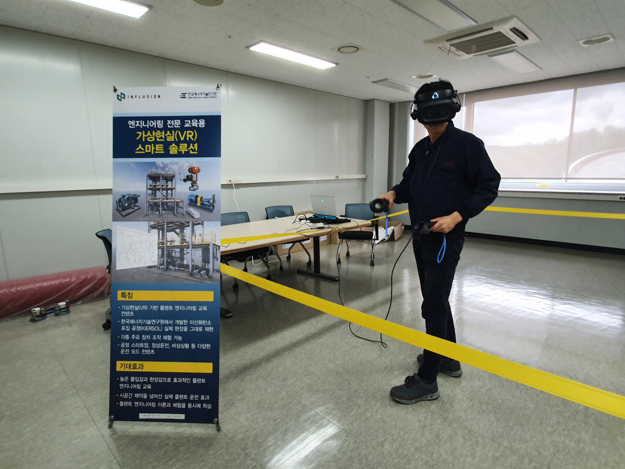 에너지기술연 연구진이 이번에 개발한 스마트 솔루션을 시연하고 있다.[한국에너지기술연구원 제공]