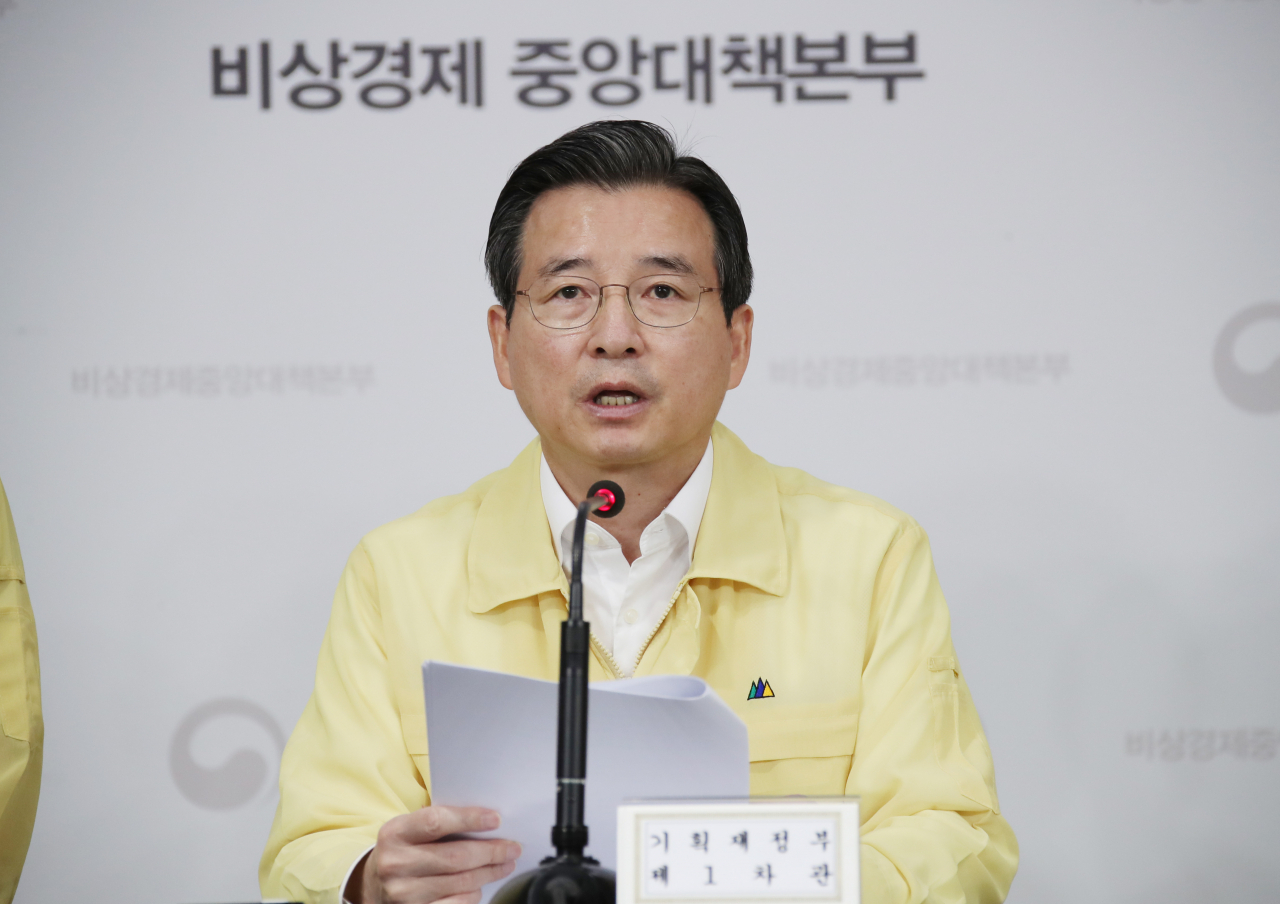 김용범 기획재정부 1차관이 13일 정부서울청사 합동브리핑실에서 제13차 비상경제 중앙대책본부 회의 결과에 대해 설명하고 있다. [연합］