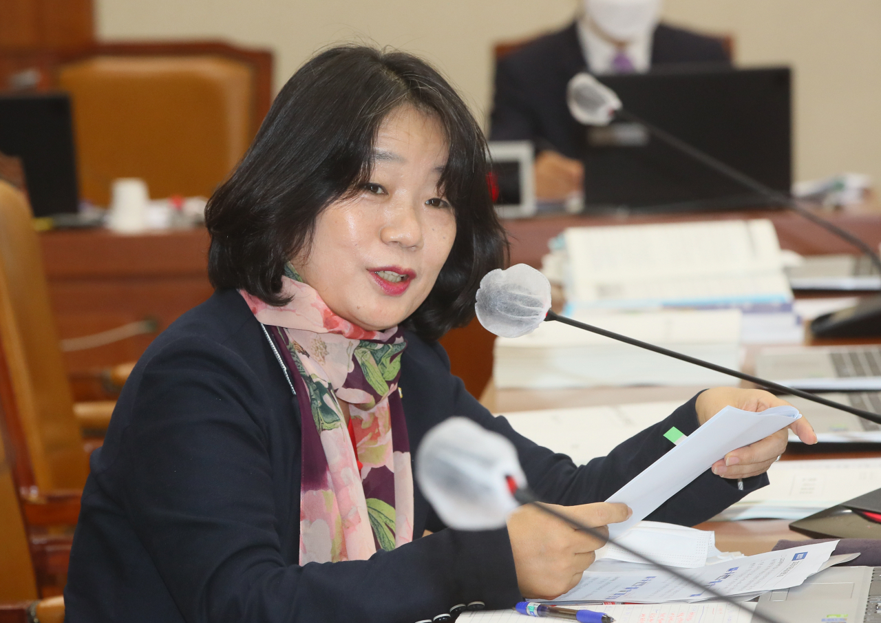 윤미향 더불어민주당 의원이 지난달 31일 국회 환경노동위원회 전체회의에서 질의하고 있다. [연합]