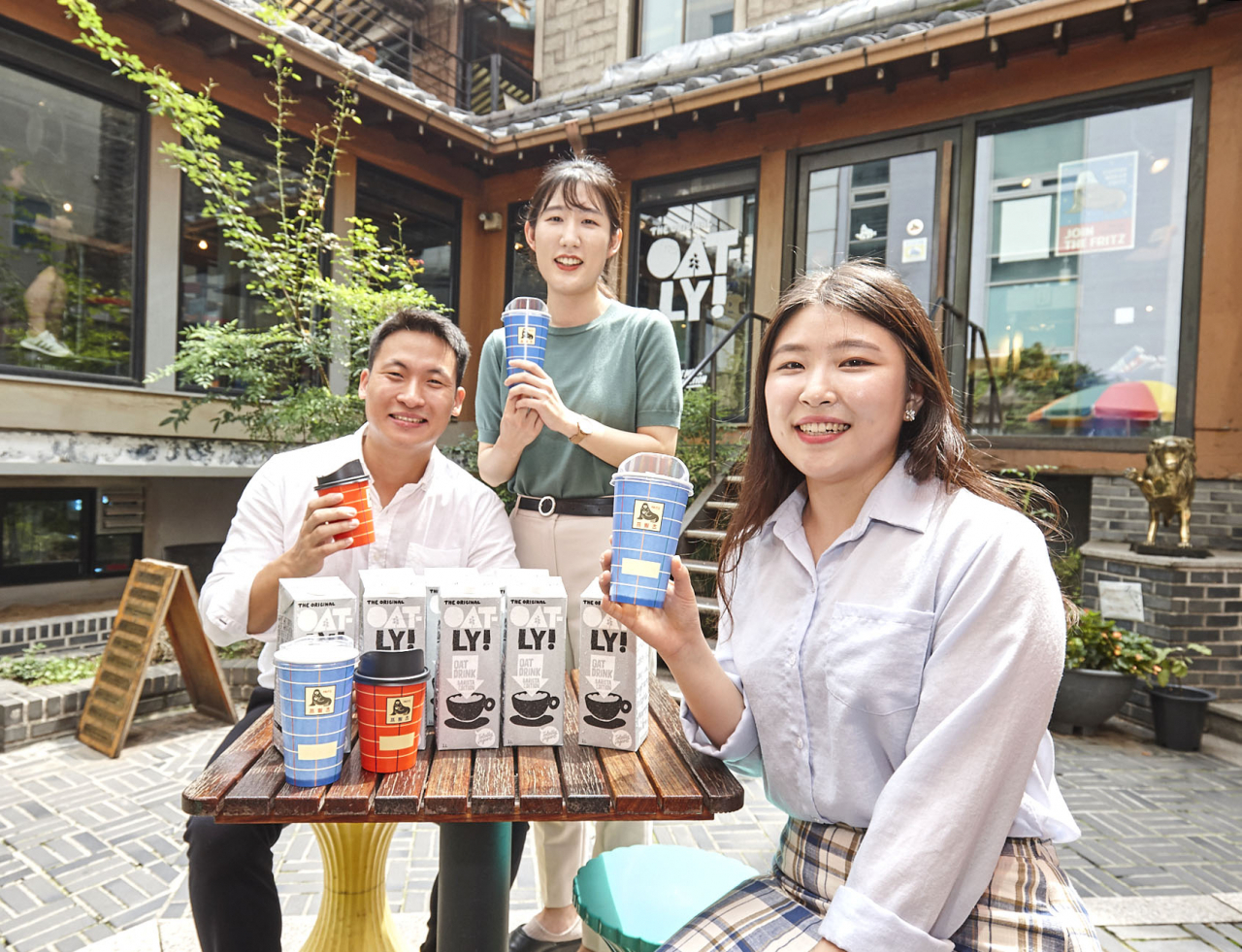 마포 프릳츠 카페에서 모델들이 오틀리 음료를 마시는 모습 [제공=동서]