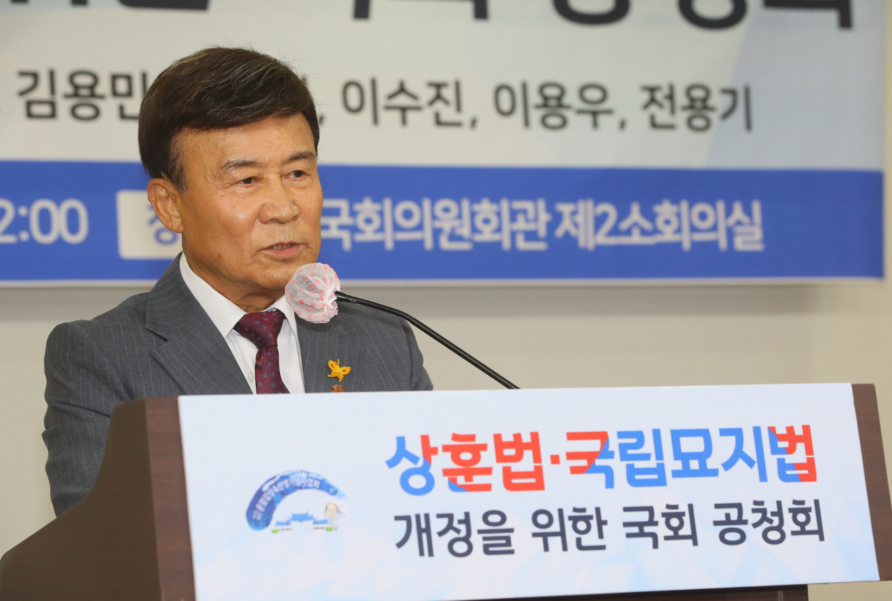 김원웅 광복회장이 13일 국회 의원회관에서 운암김성숙선생기념사업회 주관으로 송영길,안민석,이상민 의원실 등 공동주최로 열린 '상훈법·국립묘지법 개정을 위한 국회 공청회'에서 인사말하고 있다. [연합]