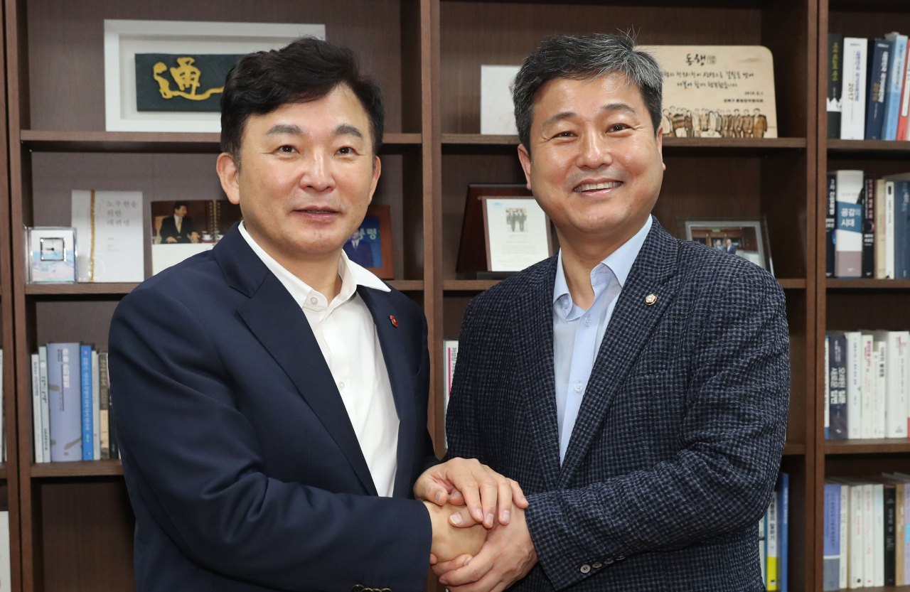 김영배 더불어민주당 의원(오른쪽)이 12일 오전 자치경찰법 관련 제주도의 입장을 설명하기 위해 서울 여의도 국회 의원회관을 방문한 원희룡 제주도지사와 악수하고 있다. [연합]