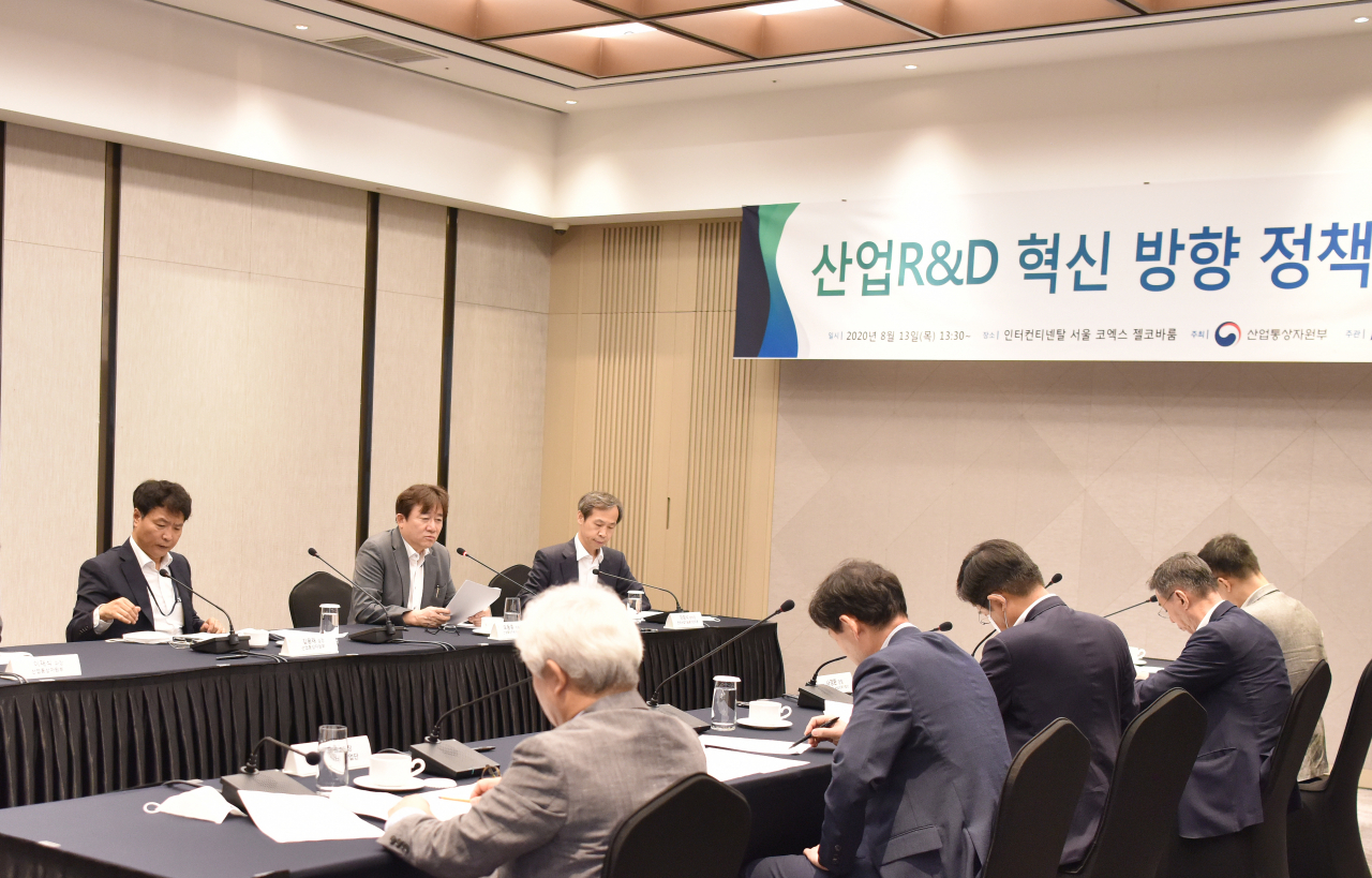 산업통상자원부 주최로 열린 ‘산업R&D 혁신 방향 정책토론회’에서 참석자들이 토론을 하고 있다. [산업부 제공]