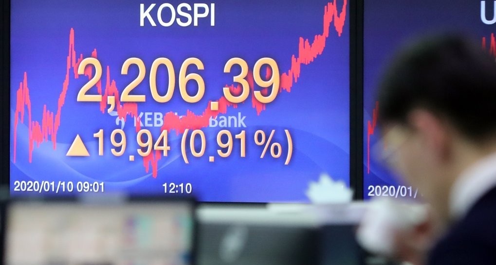 A dealer at a KEB Hana Bank trading room in Seoul watches a computer monitor after the South Korean stock market closed sharply higher on Jan. 10, 2020. (Yonhap)