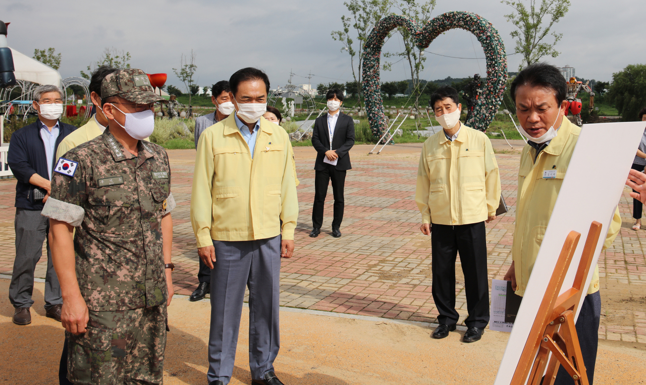 평택시는 집중호우로 피해를 입은 진위천유원지에 해군 제2함대사령부 장병 90여명 대민지원을 피해 복구에 나섰다. [평택시 제공]