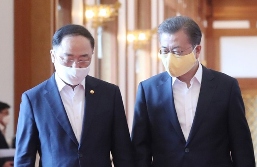 문재인 대통령과 홍남기 경제부총리 겸 기획재정부 장관. [연합]