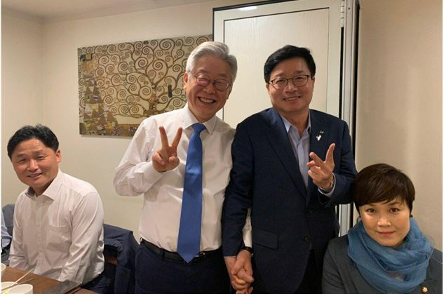 이재명 지사가 염태영 후보에게 승리 V자로 지지하고있다.