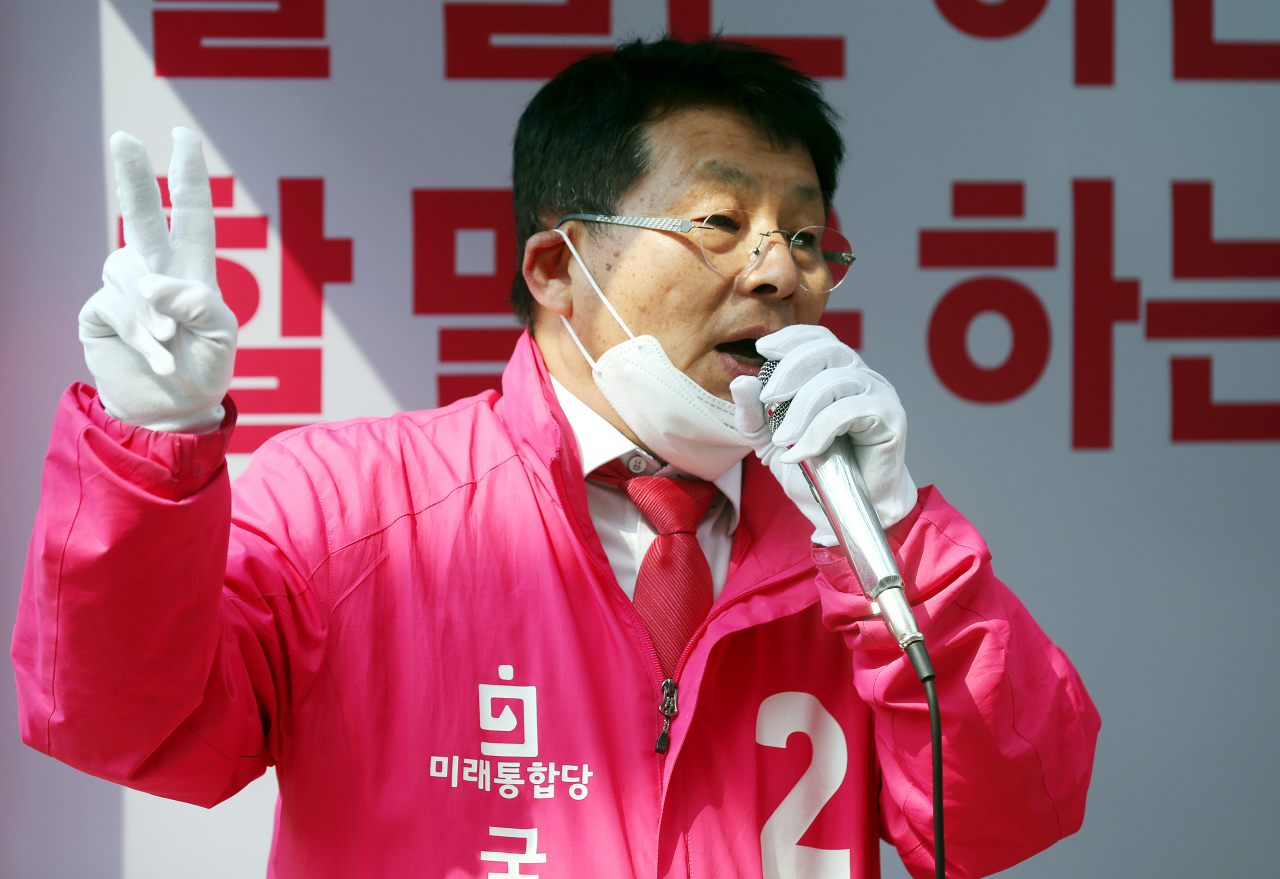 경찰은 13일 ‘세월호 텐트 막말’로 논란이 됐던 차명진 전 국회의원을 기소 의견으로 검찰 송치했다. 차 전 의원이 지난 4·15총선 때 유세를 펼치는 모습. [연합]