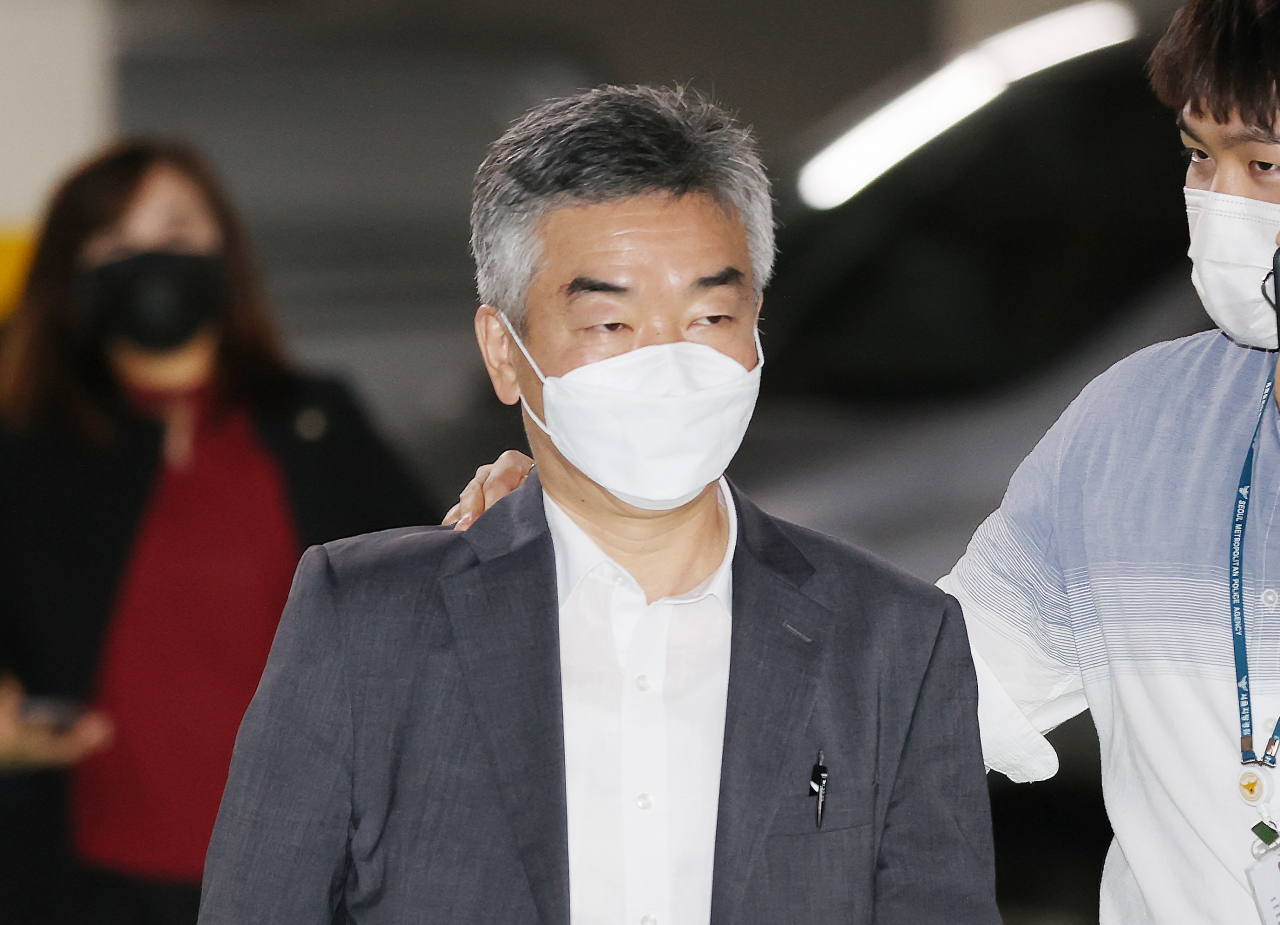 고(故) 박원순 전 서울시장의 비서실장을 지낸 김주명 서울시평생교육진흥원장이 13일 서울지방경찰청에서 박 전 시장의 성추행 방조 혐의와 관련해 조사를 받았다. [연합]