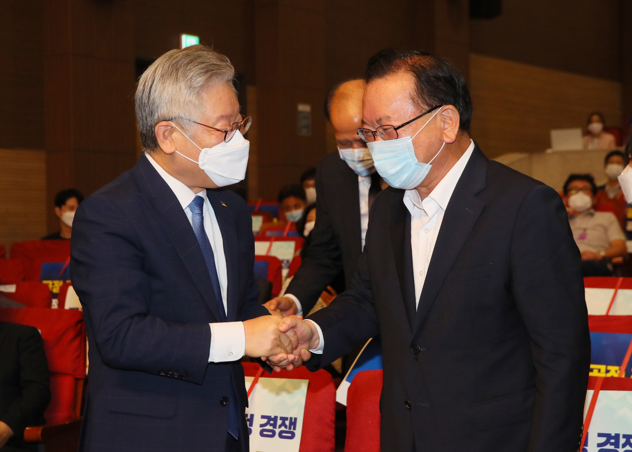 더불어민주당 당 대표 선거에 출마한 김부겸 전 의원(오른쪽)이 13일 국회 의원회관에서 열린 '공정조달이 답이다! 공정조달제도 도입을 위한 경기도 정책토론회'에서 이재명 경기도지사와 인사하고 있다. [연합]