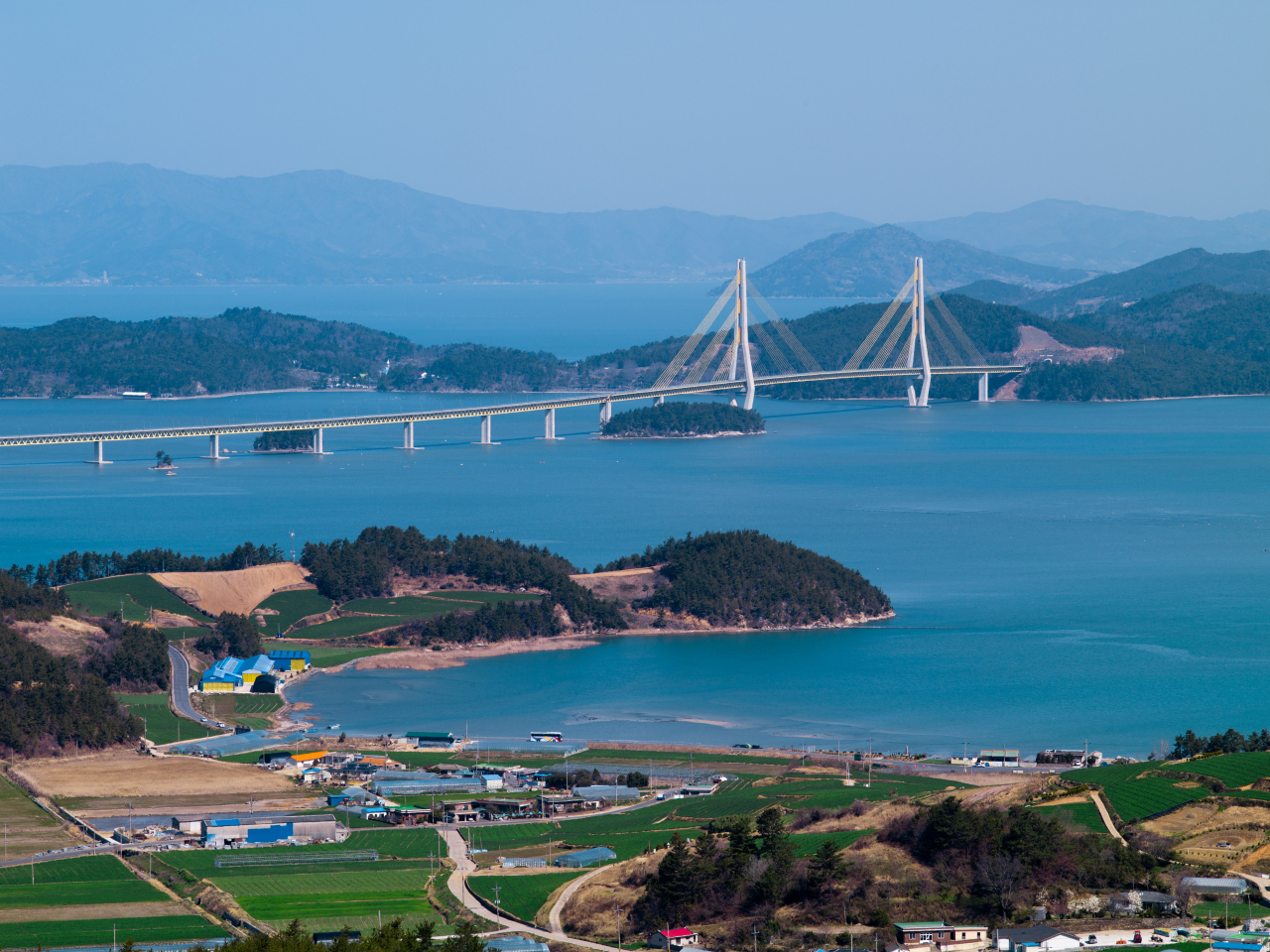 고흥 거금도와 거금대교. 다리 건너 소록도가 보인다. 노벨평화상 후보로 거론되는 마리안느-마가렛 두 성자의 봉사정신이 거룩한 소록도는 이제 관광지가 됐다.