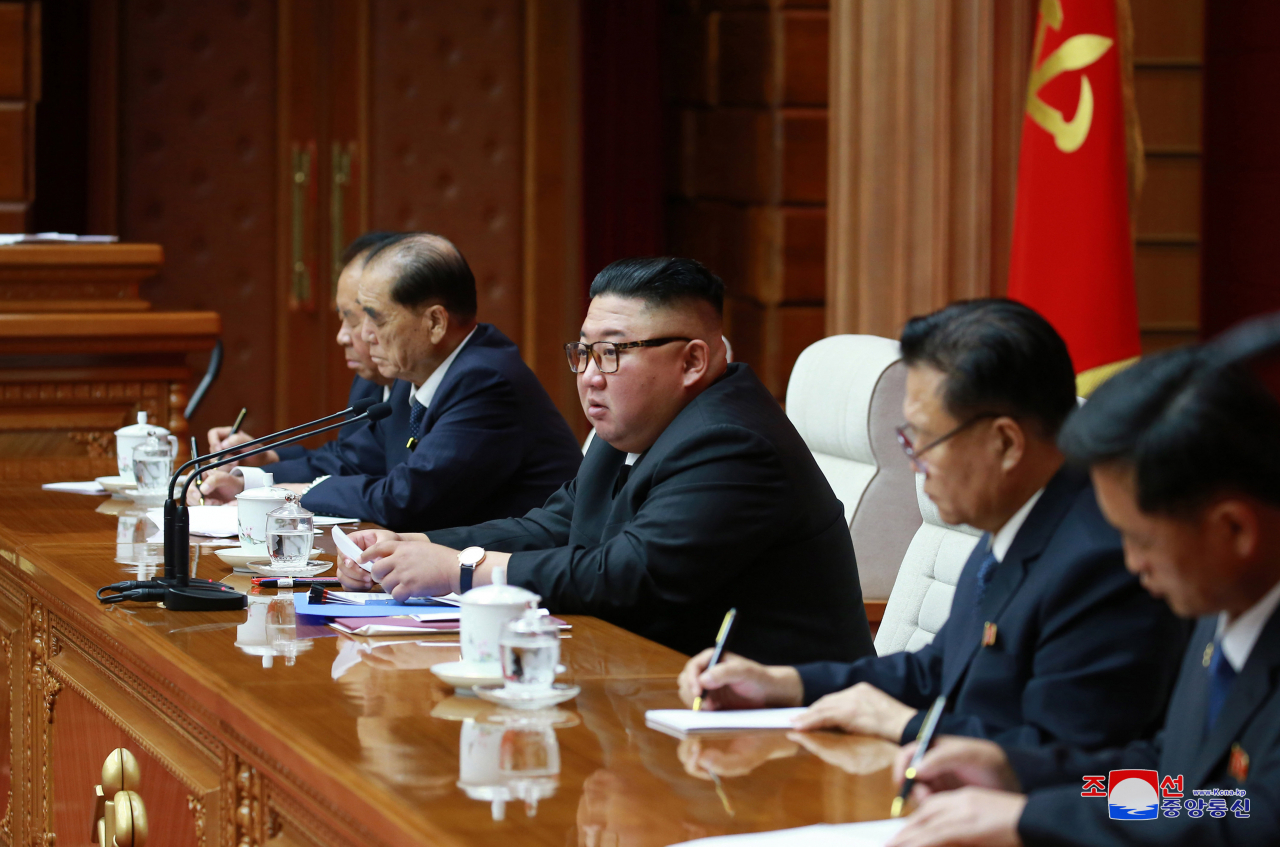 북한 김정은 국무위원장이 지난 13일 당중앙위원회 본부청사에서 노동당 중앙위원회 제7기 제16차 정치국 회의를 진행했다고 조선중앙통신이 14일 보도했다. [연합]