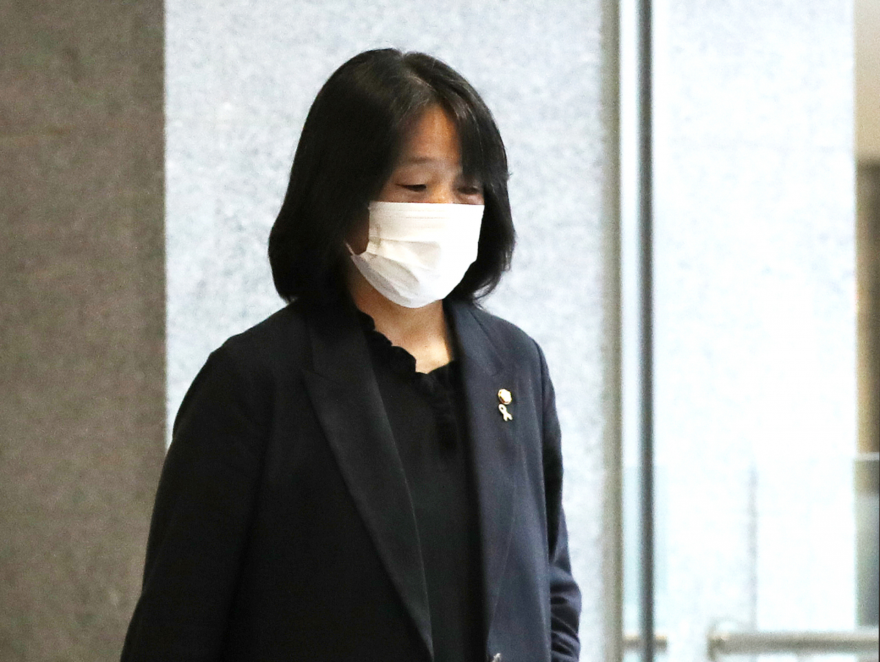 윤미향 더불어민주당 의원이 지난달 13일 서울 여의도 의원회관에서 열린 한 간담회에 참석하기 위해 이동하고 있다. [연합]