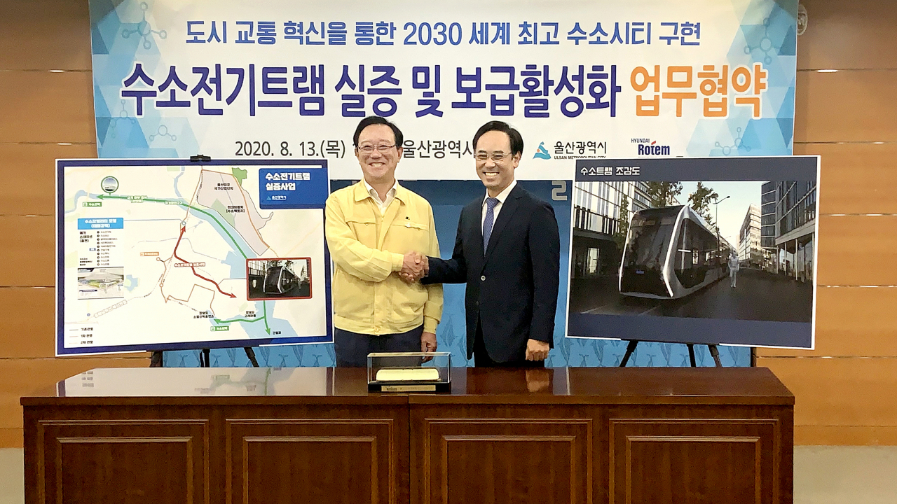 울산시청에서 송철호 울산시장(왼쪽)과 이용배 현대로템 대표이사가 기념촬영을 하고 있다. [현대로템 제공]