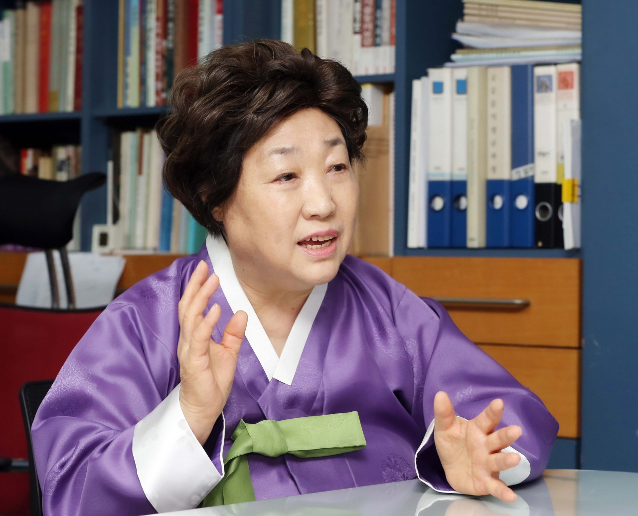 정길자 궁중병과연구원장은 “떡과 같은 궁중병과는 집에서도 쉽게 만들 수 있는 영양간식”이라고 했다.[사진=한독 제공]