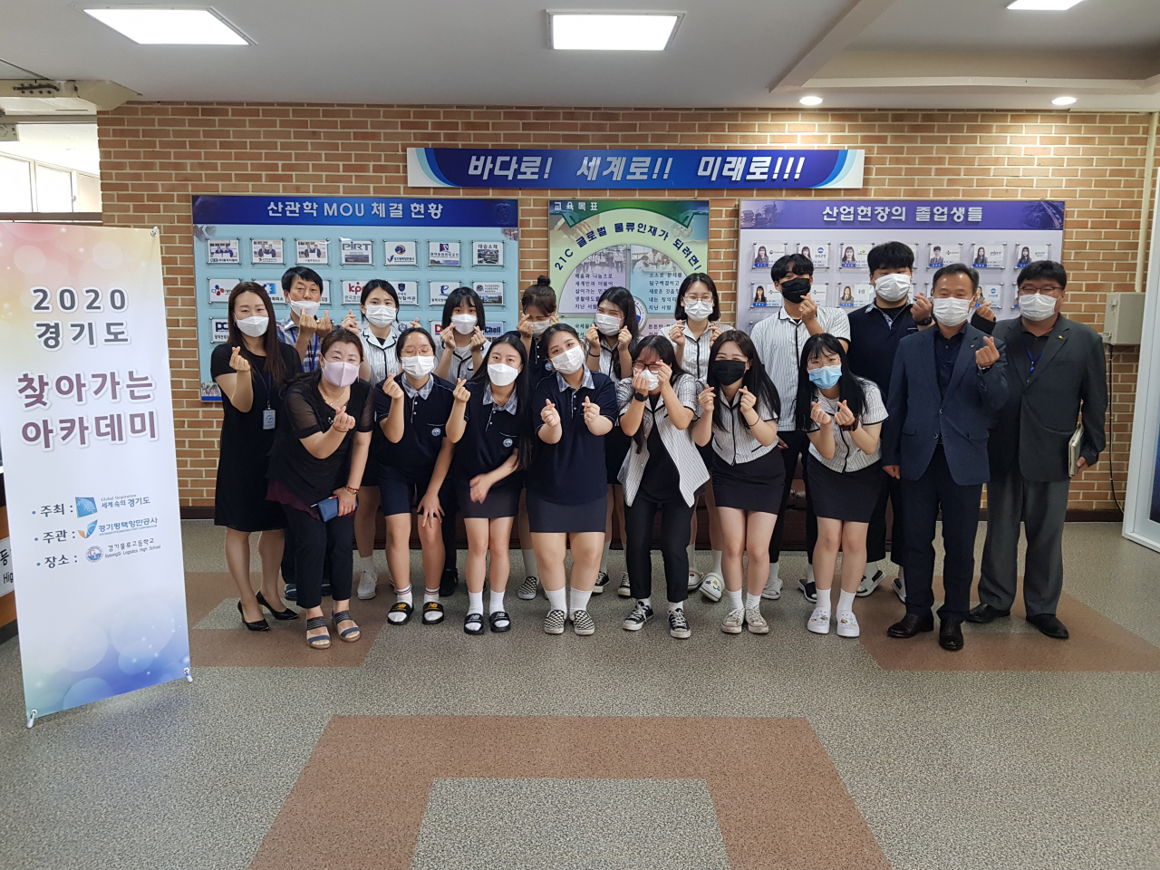경기평택항만공사가 경기물류고교에서 3학년 학생을 대상으로 공사 팀장이 직접 면접위원으로 참여한 실전 모의면접을 통해 멘토링을 실시했다. [평택항만공사 제공]