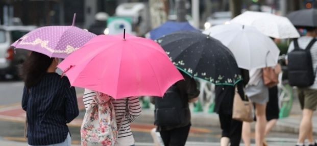 비가 내린 지난 4일 오전 서울 종로구 광화문 세종대로사거리에서 우산을 쓴 출근길 시민들이 발걸음을 옮기고 있다. 2[연합]