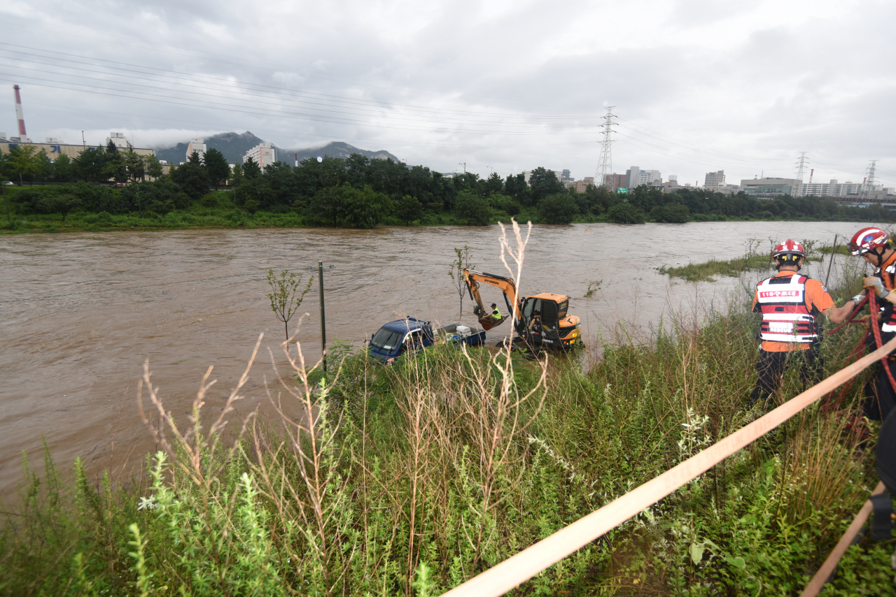 지난 10일 중랑천변 상계교 인근에서 차단막 작업중 고립된 작업자 구출 모습. [서울시 제공]