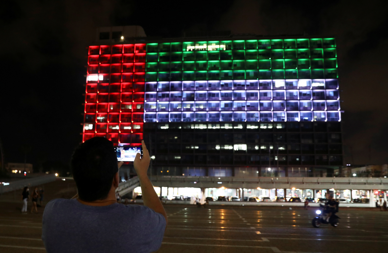 이스라엘과 걸프 지역의 아랍국가 아랍에미리트(UAE)가 외교 관계 정상화에 합의한 13일(현지시간) 이스라엘 텔 아비브에 위치한 한 건물에 UAE 국기를 형상화한 조명이 켜졌다. [로이터]