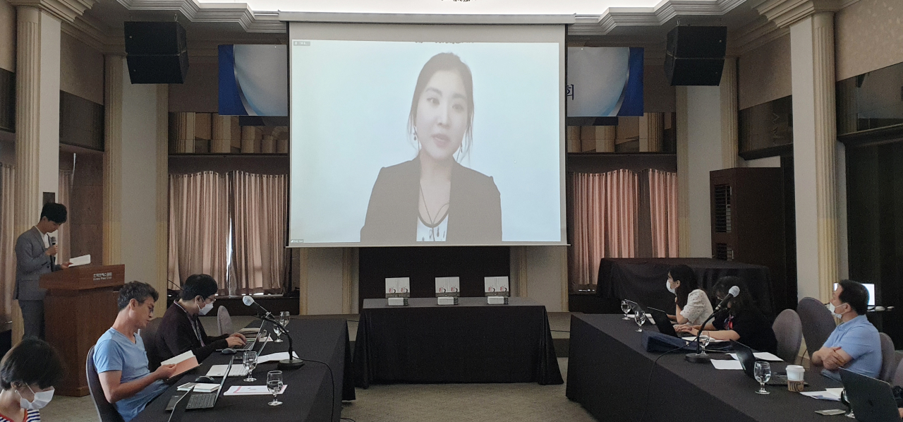 시집 '우리 종족의 특별한 잔인함'을 펴낸 재미 한인 작가 에밀리 정민 윤이 13일 서울 중구 프레스센터에서 열린 출간 기념행사에서 온라인 화상 간담회를 하고 있다. 연합뉴스
