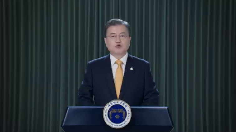 문재인 대통령이 14일 충남 천안의 국립망향의동산에서 열린 ‘일본군 위안부 피해자 기림의 날’ 행사에서 영상 메시지를 보내고 있다. [사진제공=청와대]