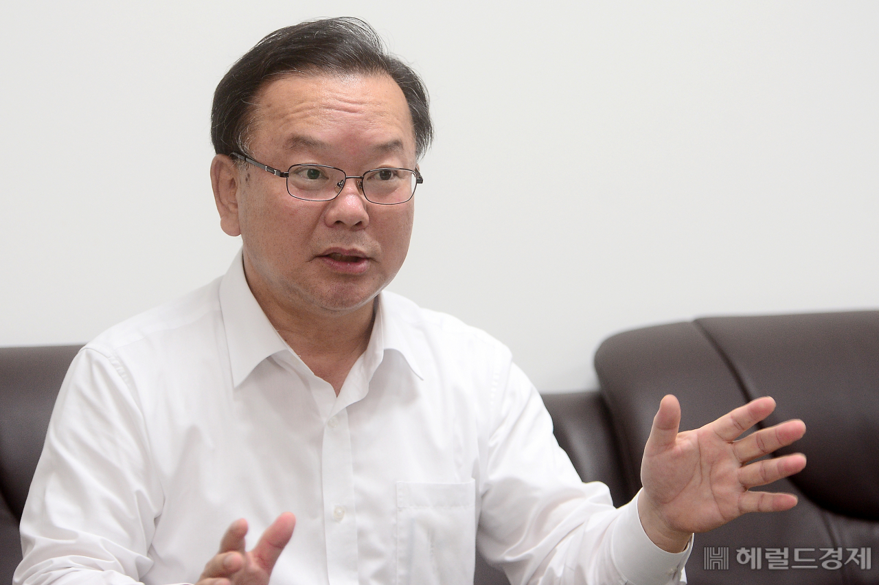 김부겸 더불어민주당 전 의원이 여의도 인근 사무실에서 헤럴드경제와 인터뷰를 하고 있다. 이상섭 기자 babtong@heraldcorp.com