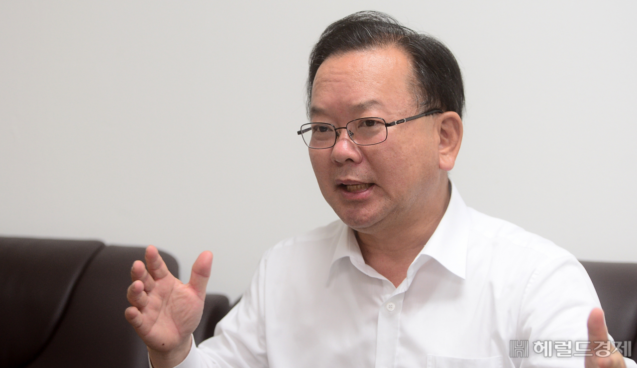 김부겸 더불어민주당 전 의원이 여의도 인근 사무실에서 헤럴드경제와 인터뷰를 하고 있다. 이상섭 기자 babtong@heraldcorp.com
