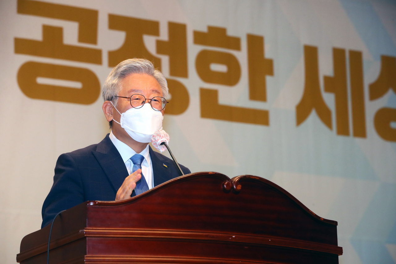 이재명 경기지사가 13일 국회 의원회관에서 열린 '공정조달이 답이다! 공정조달제도 도입을 위한 경기도 정책토론회'에서 인사말하고 있다. [연합]