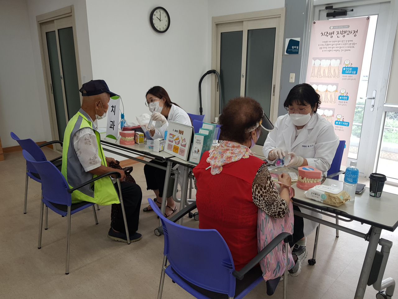 지난 13일 광희동주민센터에서 진행한 찾아가는 건강손수레 구강관리팀 운영 모습. [중구 제공]