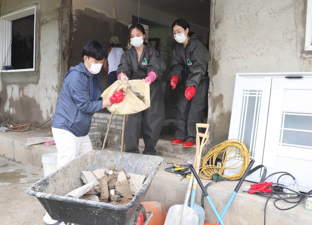 13일 콘진원 임직원들이 나주시 다시면 산두노인회관을 방문해 집중호우로 피해를 입은 수해지역 복구를 위해 현장에서 폐기물들을 치우고 있다. [콘진원 제공]