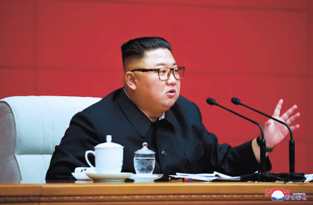북한 김정은 국무위원장이 13일 노동당 정치국회의 에서 “세계적인 악성비루스전파상황이 악화되고 있는 현실은 큰물 피해와 관련한 그 어떤 외부적 지원도 허용하지 말며 국경을 더욱 철통같이 닫아 매고 방역사업을 엄격히 진행할 것을 요구한다”고 말했다. [조선중앙통신=연합]