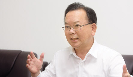 김부겸 더불어민주당 전 의원이 여의도 인근 사무실에서 헤럴드경제와 인터뷰를 하고 있다. 이상섭 기자