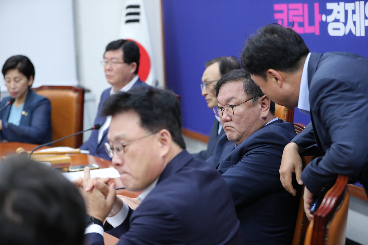 취임 100일을 맞은 김태년 더불어민주당 원내대표가 14일 오전 서울 여의도 국회에서 열린 최고위원회의에서 윤관석 정책위 수석부의장과 대화하고 있다. [연합]