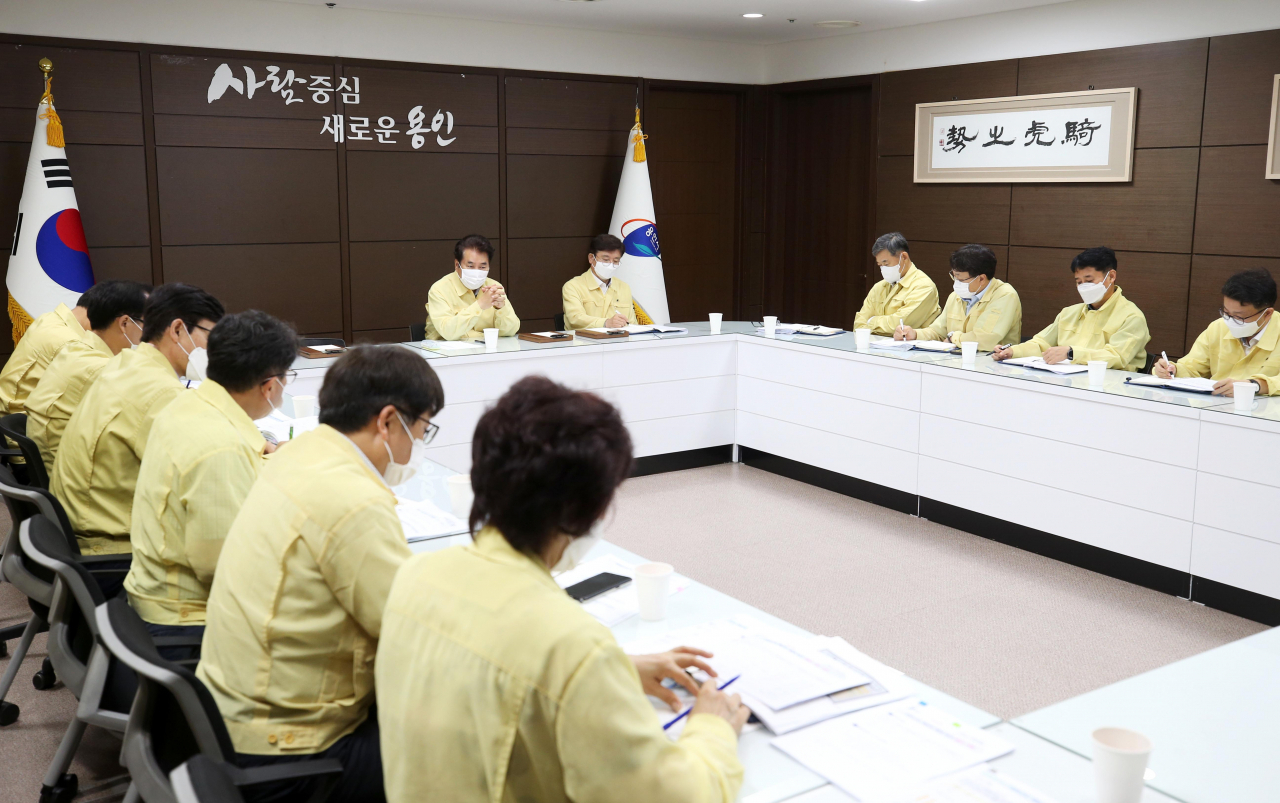 백군기 시장이 긴급 회의를 열어 무증상 시민에 진단검사 비용을 지원할 것을 지시하고있다. [용인시 제공]