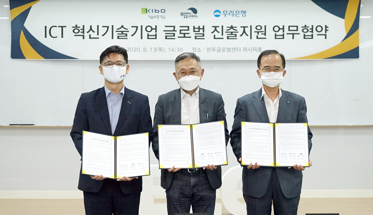 (왼쪽부터) 김영춘 기술보증기금 이사와 김종갑 본투글로벌센터장, 서동립 우리은행 중소기업그룹장이 협약서에 서명 후 기념촬영을 하고 있다.[기술보증기금 제공]