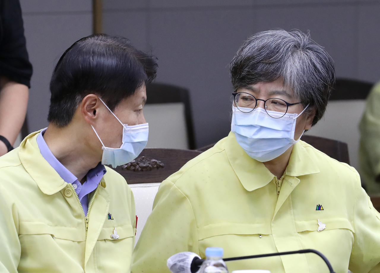정은경 중앙방역대책본부장(질병관리본부장, 오른쪽), 김강립 중앙재난안전대책본부 제1총괄조정관(보건복지부 차관)이 14일 오전 세종시 정부세종청사에서 열린 정세균 국무총리 주재 신종 코로나바이러스 감염증(코로나19) 대응 중앙재난안전대책본부 회의에서 대화하고 있다. [연합]