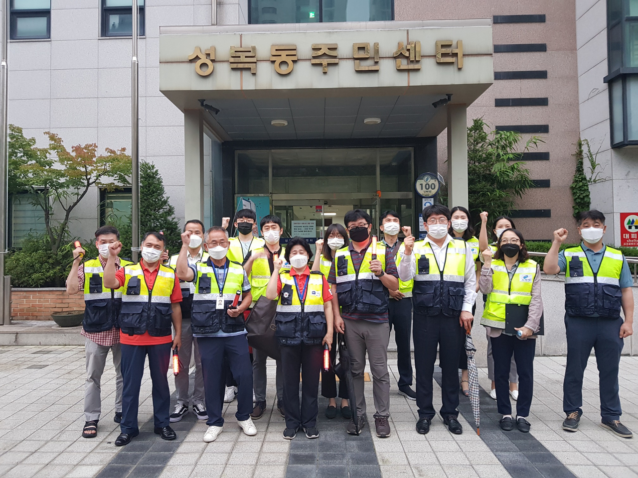 지난 12일 성복동 관계자들이 청소년 유해업소 점검에 앞서 기념촬영을 하고 있다. [용인시 제공]