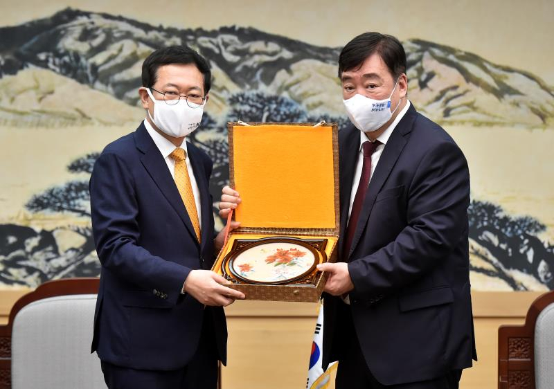박남춘 인천광역시장〈사진 왼쪽〉이 14일 송도 G타워 접견실에서 싱하이밍(邢海明) 주한 중국대사와 인천시-중국 간 상호 우호·협력 방안을 논의한 뒤 기념품을 교환하고 있다.