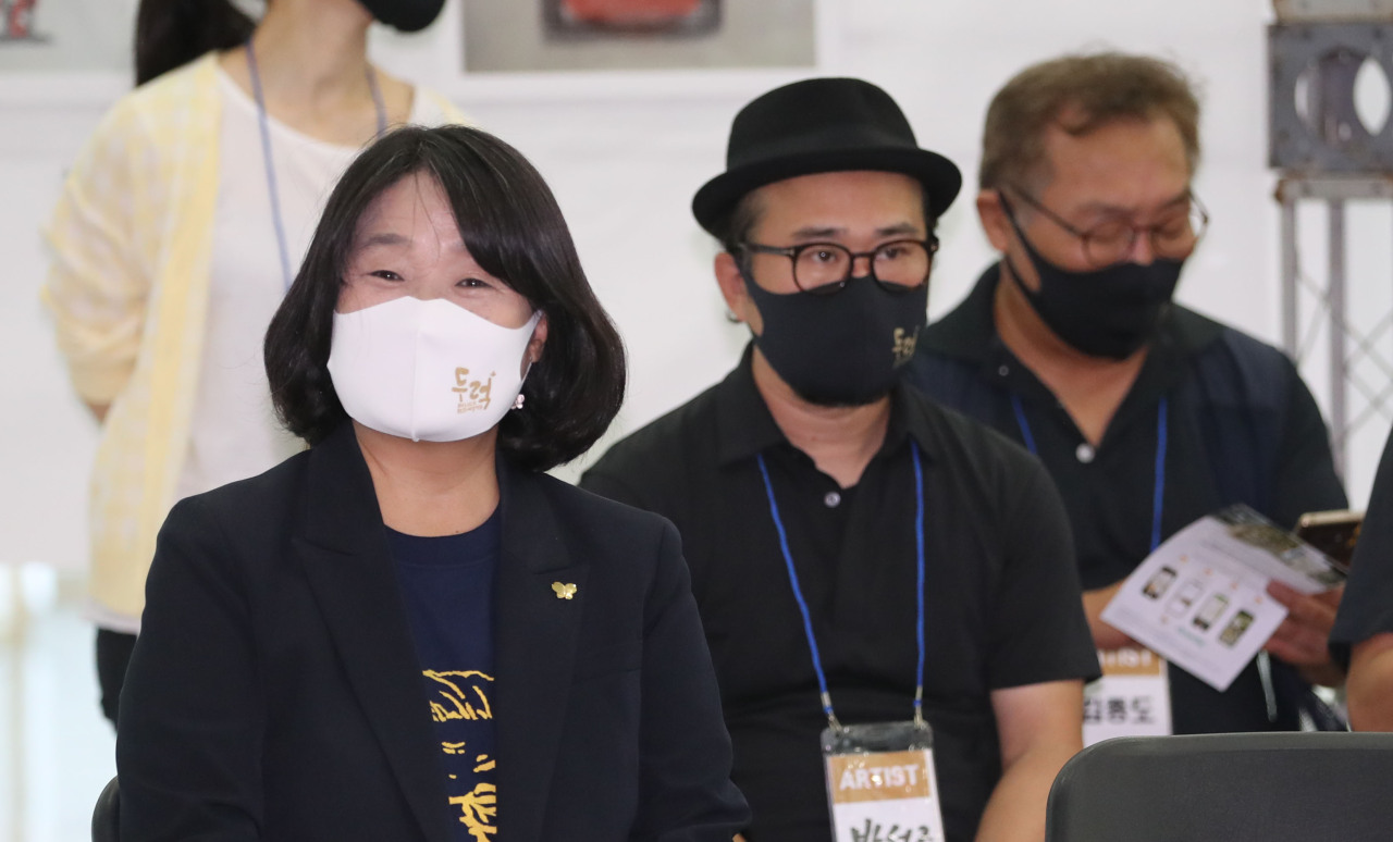 Rep. Yoon Mi-hyang (left) at an event on Aug. 10. Yonhap